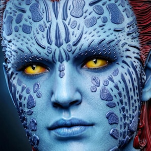 Op de afbeelding: Een gedetailleerde buste van een personage met een blauwe huid bedekt met verhoogde, getextureerde blauwe schubben op het voorhoofd en de wangen. Het figuur heeft opvallende gele ogen met verticale pupillen en felrood haar dat het gezicht omlijst.