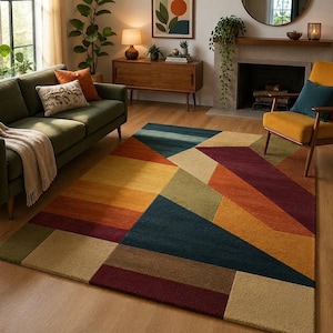 Può includere: Un tappeto rettangolare caratterizzato da un motivo geometrico composto da grandi forme angolari nelle tonalità del verde ottanio profondo, giallo senape, arancione bruciato, bordeaux e beige. Il design presenta linee e blocchi di colore.