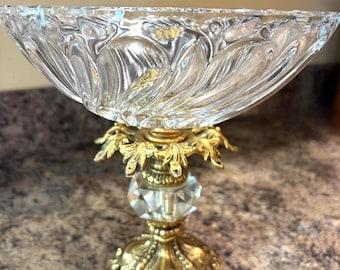 Bol decorativo de pedestal de cristal tallado y latón de estilo vintage
