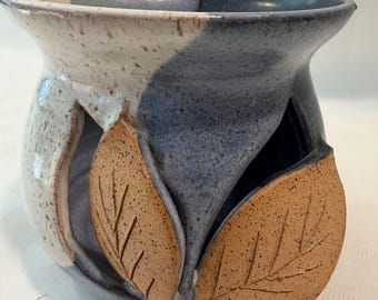 Cerámica artística tricolor hecha a mano con decoración de hojas.