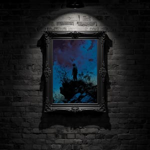Könnte beinhalten: Gerahmtes Kunstwerk mit einer Silhouette auf einem Ast vor blau-violettem Himmel. Der verzierte schwarze Rahmen ist an einer dunklen Backsteinmauer angebracht und wird von einem Scheinwerfer beleuchtet.