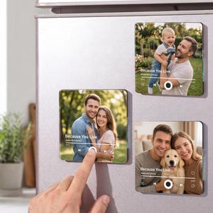 Könnte beinhalten: Drei quadratische Kühlschrankmagnete mit individuellen Fotodrucken, die wie Musik-Player-Oberflächen gestaltet sind. Jeder Magnet zeigt den Songtitel Because You Live von Jesse McCartney, einen Fortschrittsbalken und Wiedergabesteuerungen.