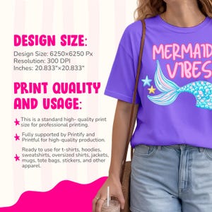 Może przedstawiać: Fioletowy t-shirt z grafiką syreniego ogona i napisem "MERMAID VIBES" w kolorze r&oacute;żowym i białym. Obraz zawiera specyfikacje techniczne: Design Size: 6250x6250 Px, Resolution: 300 DPI oraz Inches: 20.833"x20.833".