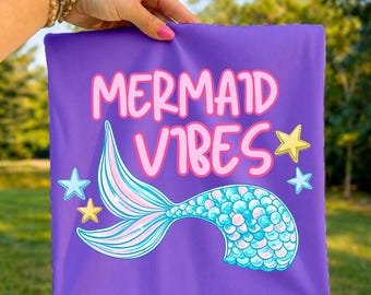 Little Mermaid Vibes trendy summer coastal tshirt design preppy colorful brushstrokes mermaid tail Tote beach vibe kid & mother friendly png