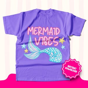 Może przedstawiać: Fioletowy t-shirt z kr&oacute;tkim rękawem z napisem MERMAID VIBES r&oacute;żowymi literami. Pod napisem znajduje się grafika ogona syreny z niebiesko-r&oacute;żowymi łuskami, otoczona małymi ż&oacute;łtymi i jasnoniebieskimi gwiazdkami. R&oacute;żowa odznaka zawiera napis INSTANT DOWNLOAD.