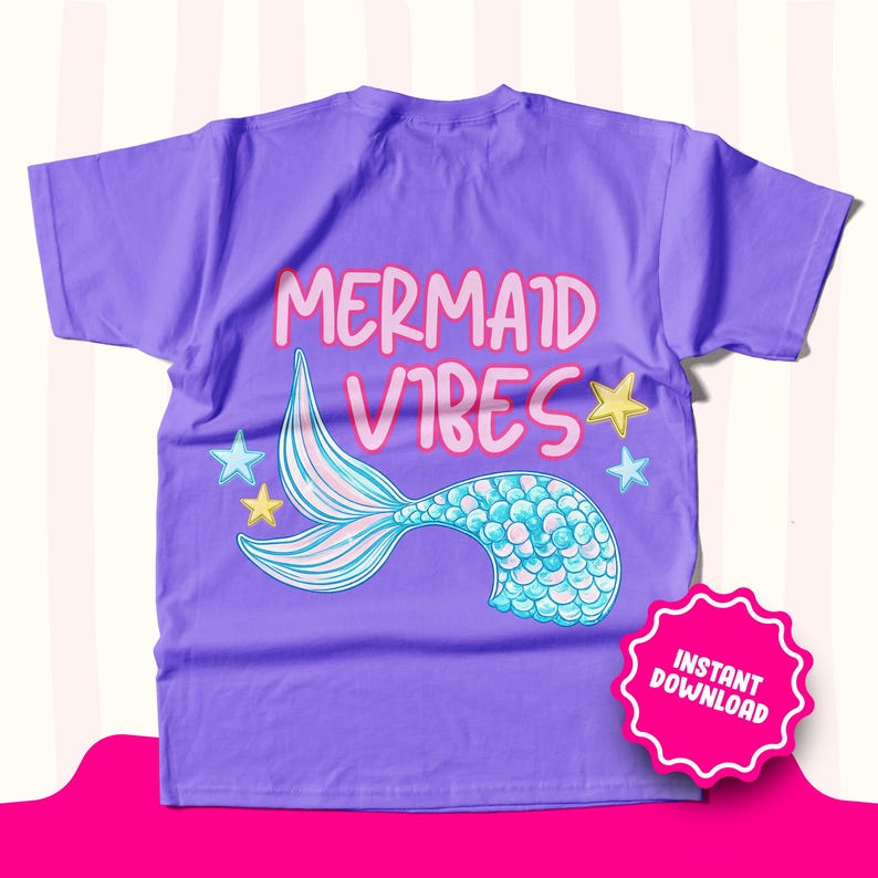 Może przedstawiać: Fioletowy t-shirt z kr&oacute;tkim rękawem z napisem MERMAID VIBES r&oacute;żowymi literami. Pod napisem znajduje się grafika ogona syreny z niebiesko-r&oacute;żowymi łuskami, otoczona małymi ż&oacute;łtymi i jasnoniebieskimi gwiazdkami. R&oacute;żowa odznaka zawiera napis INSTANT DOWNLOAD.