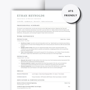 Op de afbeelding: Een cv-sjabloon met de tekst "ETHAN REYNOLDS, INDUSTRIAL & PROCESS ENGINEER" bovenaan. Het document bevat secties voor een professionele samenvatting, werkervaring, vaardigheden en opleiding. Een cirkelvormige "ATS FRIENDLY" afbeelding staat in de rechterbovenhoek.