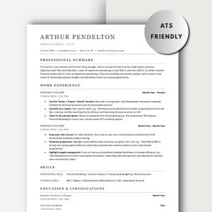 Op de afbeelding: Een professionele cv-sjabloon met de naam "Arthur Pendleton" bovenaan. Het cv bevat secties voor professionele samenvatting, werkervaring, vaardigheden en opleiding. Een cirkelvormige "ATS FRIENDLY" afbeelding staat in de rechterbovenhoek.