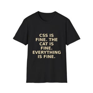 Camiseta CSS Is Fine Cat Programmer — Divertida camiseta de humor para desarrolladores frontend y amantes de la programación. Regalo perfecto para programadores.