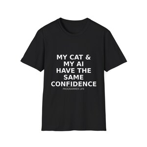 Könnte beinhalten: Schwarzes T-Shirt mit weißem Text: "MY CAT & MY AI HAVE THE SAME CONFIDENCE" und "PROGRAMMER LIFE" darunter. Das T-Shirt hat einen Rundhalsausschnitt und kurze Ärmel.