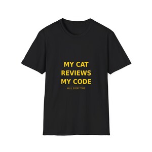 Könnte beinhalten: Schwarzes T-Shirt mit gelbem Text "MY CAT REVIEWS MY CODE" und darunter "NULL EVERY TIME". Das T-Shirt hat einen Rundhalsausschnitt und kurze Ärmel.