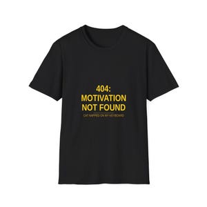 Könnte beinhalten: Schwarzes T-Shirt mit gelbem Text "404: MOTIVATION NOT FOUND" und dem Satz "CAT NAPPED ON MY KEYBOARD". Das T-Shirt hat einen Rundhalsausschnitt und kurze Ärmel.