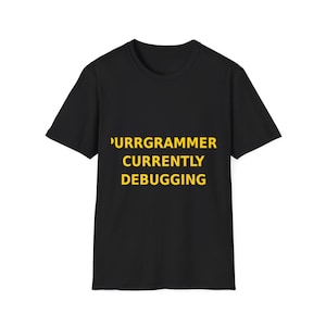 Könnte beinhalten: Schwarzes T-Shirt mit gelbem Text "'PURRGRAMMER CURRENTLY DEBUGGING". Das T-Shirt hat einen Rundhalsausschnitt und scheint aus Baumwolle oder einem ähnlichen Stoff zu sein. Der Text ist mittig auf der Vorderseite des T-Shirts platziert.