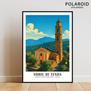 Peut inclure: Une affiche encadrée représentant l'église San Filippu Neri en Corse. L'illustration montre un haut clocher, une église au toit rouge et une petite voiture blanche sur une route, sur fond de montagnes et de ciel bleu. Le texte indique 'Soriu di Tenda'.