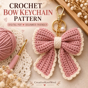 Può includere: Un portachiavi a fiocco all'uncinetto con chiusura in metallo dorato e una piccola perla bianca. Il fiocco è rosa polvere con un centro color crema e bordi smerlati color crema. Testo: CROCHET BOW KEYCHAIN PATTERN, DIGITAL PDF, BEGINNER FRIENDLY.
