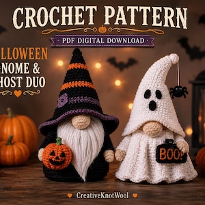 Può includere: Uno schema all'uncinetto in download digitale PDF per un duo di gnomo e fantasma di Halloween. Lo gnomo indossa un cappello a punta nero e arancione e tiene una piccola zucca arancione. Il fantasma è bianco con occhi neri e tiene un cartello BOO.