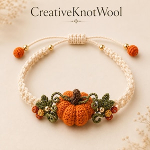 Può includere: Un braccialetto in macramè con una zucca centrale lavorata all'uncinetto color arancione, foglie verdi all'uncinetto e piccole perline dorate su un cordino intrecciato color crema. Il testo CreativeKnotWool è visibile in alto. Il bracciale ha nodi scorrevoli.