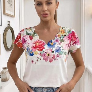 Elegante Kurzarmbluse mit V-Ausschnitt – Minimalistisches Top in Satinoptik – Elegante Sommerbluse fürs Büro – Raffinierte, seidenähnliche Bluse – Dezenter Luxus