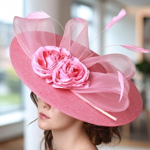 Sombrero tocado con rosas / Sombrero Derby rosa de ala ancha con pluma / Elegante tocado para fiesta de té de boda