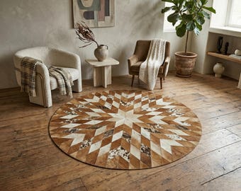 Tapete patchwork de couro de vaca, com design redondo em forma de estrela, nas cores marrom, preto e branco, com pelo verdadeiro, ideal para sala de estar e decoração rústica de fazenda.