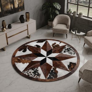 Peut inclure: Un tapis rond en peau de vache avec un motif en étoile. Le tapis présente des sections marron, noires et blanches disposées en motif géométrique. Le tapis est posé sur un sol en marbre, dans une pièce avec des meubles.