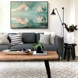 Lámina decorativa impresionista "Lago Brumoso" — Pájaros serenos y reflejos en verde salvia y rosa pálido.