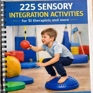Puede incluir: Un libro titulado "225 Actividades de Integración Sensorial" con una cubierta azul. Un niño pequeño se equilibra sobre una plataforma de equilibrio azul y alcanza una pelota roja. El libro es para terapeutas SI y más.