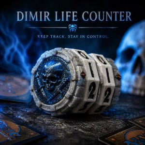 Könnte beinhalten: Ein Dimir Life Counter, ein Spielzubehör, zeigt ein Schädeldesign und den Text "KEEP TRACK. STAY IN CONTROL." Der Zähler hat rotierende Zifferblätter und dient zum Verfolgen von Lebenspunkten in Tabletop-Spielen.