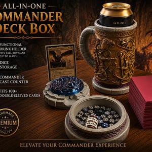 Könnte beinhalten: Eine All-in-One Commander Deck Box mit einem funktionalen Getränkehalter für große Dosen (bis zu 473 ml), Würfelaufbewahrung und einem Commander-Zählwerk. Die Box bietet Platz für über 100 doppelt geschützte Karten. Das Bild zeigt einen goldfarbenen Bierkrug mit einer Dose, Würfeln und einem Kartenspiel.