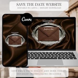 Puede incluir: Una plantilla de sitio web para save the date mostrada en la pantalla de una computadora portátil y un teléfono inteligente. El diseño presenta un sobre marrón con borde festoneado sobre una bandeja plateada, con el texto A Love Letter From y open the envelope.