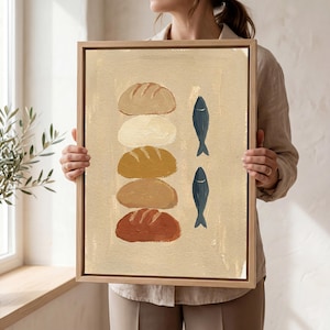 Op de afbeelding: Een ingelijst rechthoekig kunstwerk voor aan de muur met een verticale rangschikking van vijf gestileerde broden in verschillende tinten beige, oker en bruin, naast twee donkerblauwe visillustraties op een getextureerde lichtbeige achtergrond.