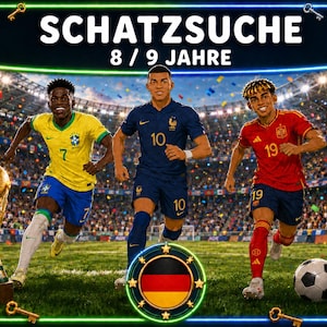 Puede incluir: Imagen ilustrada con tres jugadores de fútbol en acción, cada uno con diferentes camisetas de equipo. La imagen incluye un balón de fútbol, un trofeo y el texto "SCHATZSUCHE 8/9 JAHRE". El fondo muestra un estadio lleno de espectadores.