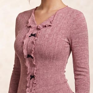 Elegancka bluzka z długim rękawem w stylu francuskim z koronkowym wykończeniem – szykowny, minimalistyczny top z kokardą – wyrafinowana, uniwersalna koszula do biura i na wieczór – trend