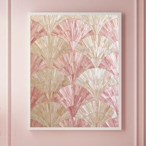 Könnte beinhalten: Ein rechteckiges Wandbild mit einem sich wiederholenden fächerförmigen Muster aus schillernden Muschelplättchen in zarten Rosa-, Creme- und Beigetönen. Die Plättchen sind in einem geometrischen, überlappenden Bogendesign in einem weißen Rahmen angeordnet.