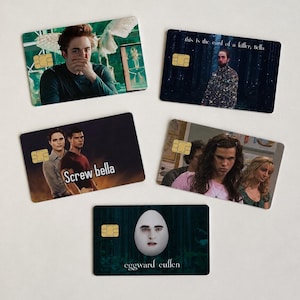 Peut inclure: Cinq cartes de cr&eacute;dit fantaisie avec des images de personnages de la s&eacute;rie de films Twilight. Chaque carte a une image et un texte diff&eacute;rents, dont "Screw bella" et "eggward cullen". Les cartes sont rectangulaires avec une puce dor&eacute;e.