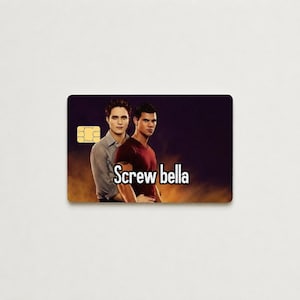 Peut inclure: Une carte rectangulaire avec une bande magn&eacute;tique et une puce. La carte pr&eacute;sente deux personnes et le texte "Screw bella" en blanc. Le fond est un d&eacute;grad&eacute; d'orange et de violet.