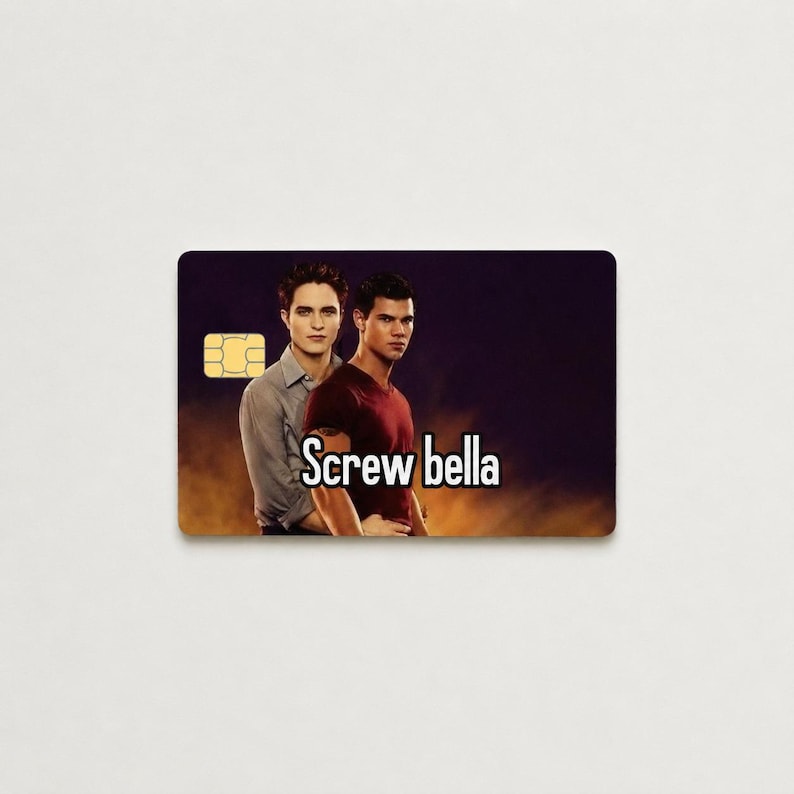 Peut inclure: Une carte rectangulaire avec une bande magn&eacute;tique et une puce. La carte pr&eacute;sente deux personnes et le texte "Screw bella" en blanc. Le fond est un d&eacute;grad&eacute; d'orange et de violet.