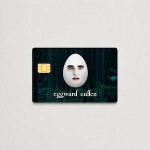 Peut inclure: Une carte de cr&eacute;dit fantaisie avec un design surr&eacute;aliste. La carte a un fond vert fonc&eacute; avec une sc&egrave;ne de for&ecirc;t. Un &oelig;uf blanc avec un visage humain est au centre. Le texte "eggward cullen" est en bas. Une puce dor&eacute;e est dans le coin sup&eacute;rieur gauche.