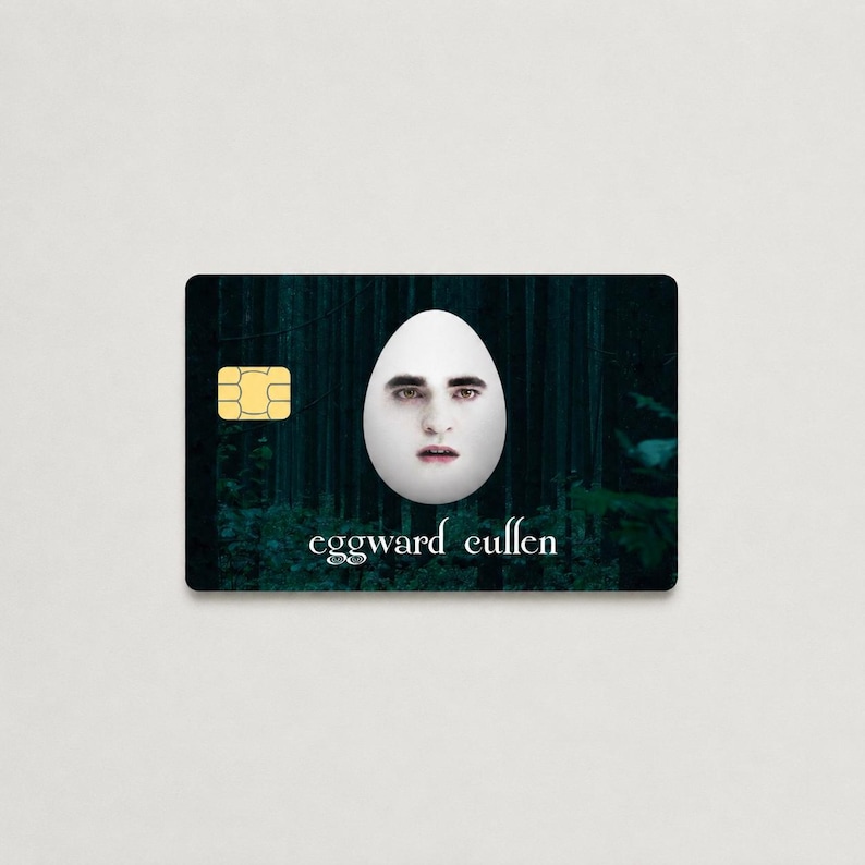 Peut inclure: Une carte de cr&eacute;dit fantaisie avec un design surr&eacute;aliste. La carte a un fond vert fonc&eacute; avec une sc&egrave;ne de for&ecirc;t. Un &oelig;uf blanc avec un visage humain est au centre. Le texte "eggward cullen" est en bas. Une puce dor&eacute;e est dans le coin sup&eacute;rieur gauche.