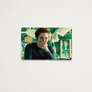 Peut inclure: Une carte rectangulaire avec une personne se couvrant la bouche. La carte a un fond vert avec un papillon et une illustration encadr&eacute;e. Une puce dor&eacute;e est visible sur le c&ocirc;t&eacute; gauche de la carte.