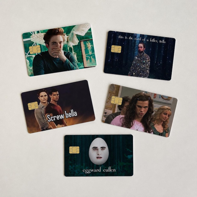 Peut inclure: Cinq cartes de cr&eacute;dit fantaisie avec des images de personnages de la s&eacute;rie de films Twilight. Chaque carte a une image et un texte diff&eacute;rents, dont "Screw bella" et "eggward cullen". Les cartes sont rectangulaires avec une puce dor&eacute;e.