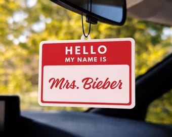 Deodorante per auto Mrs. Bieber, etichetta "Hello My Name Is", accessorio di cultura pop
