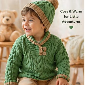 Peut inclure: Un enfant porte un pull en tricot torsadé vert et un bonnet assorti avec un pompon beige. Le pull a une encolure en V avec deux boutons en bois. Le texte "Cozy & Warm for Little Adventures" est affiché.