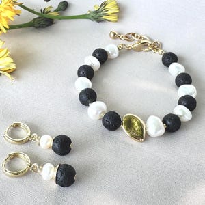 Set di gioielli in perle riciclate e pietra lavica, bracciale e orecchini per aromaterapia sostenibile, diffusore di oli essenziali vintage con perla, regalo per lei.