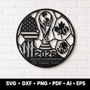 Puede incluir: Arte mural de metal negro con un diseño de balón de fútbol y el logotipo del Campeonato de Fútbol de 2026. Incluye las banderas de EE. UU., Canadá y México. El texto "USA CANADA MEXICO" se muestra debajo.