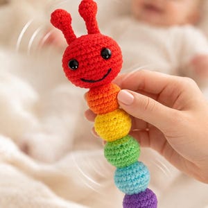 Puede incluir: Una taza de cerámica blanca con un asa negra y el texto "But first, coffee" en un estilo manuscrito. La taza está sobre una superficie blanca. La taza mide 10 cm de alto.