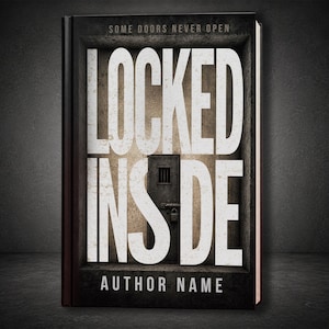 Può includere: Un libro con copertina rigida intitolato Locked Inside con il sottotitolo Some Doors Never Open. La copertina presenta un'illustrazione scura e strutturata di una porta con una piccola finestra con sbarre e un chiavistello, in una cornice.