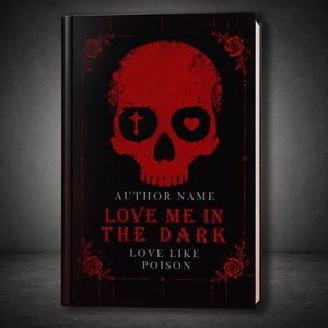 Könnte beinhalten: Ein schwarzes Buchcover mit einer großen roten Totenkopf-Grafik. Die linke Augenhöhle zeigt ein Kreuz, die rechte ein Herz. Der Text lautet AUTHOR NAME, LOVE ME IN THE DARK und LOVE LIKE POISON. Rote Rosenillustrationen rahmen die Ecken ein.