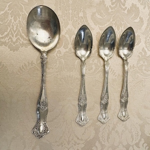 1847 Rogers Bros Försilvrade Skedar Druvmönster Gumbo Frukt Set om 4 1904