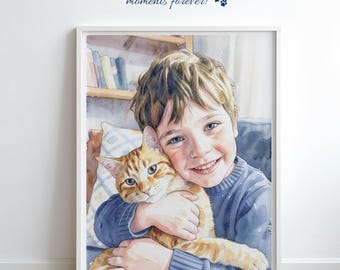 Puede incluir: Retrato en acuarela enmarcado de un niño sonriente abrazando a un gato atigrado naranja. El niño lleva un suéter azul. La obra de arte está en un marco blanco, con el texto "¡Captura tus momentos más especiales para siempre!"